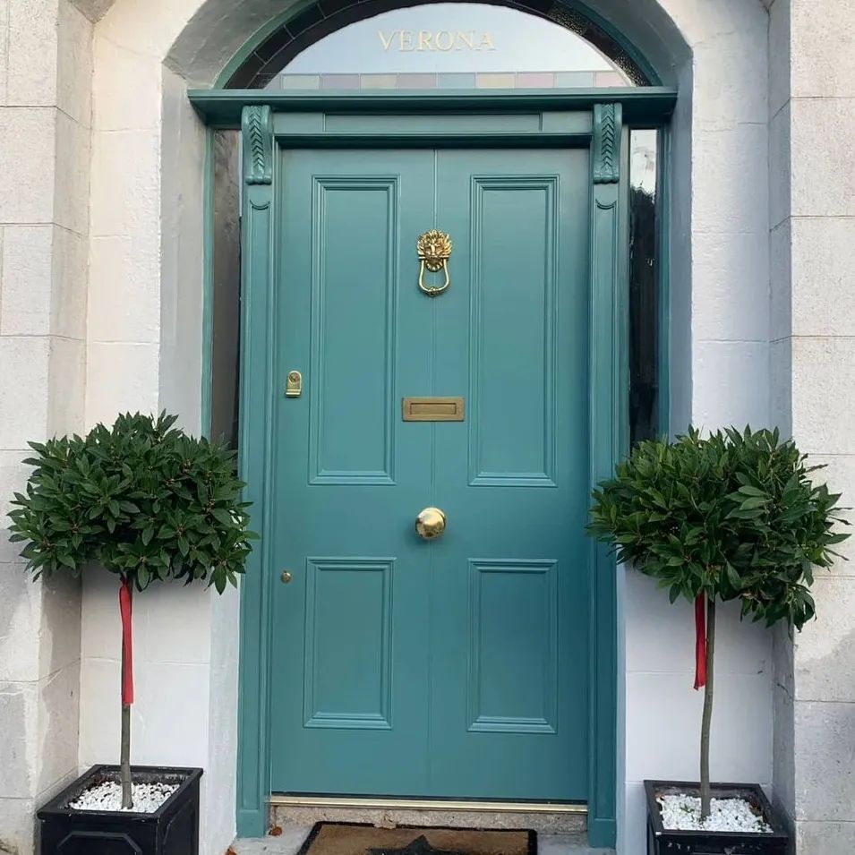 The front door of this exceptional Georgian home was transformed with @tikkurila_ireland Unica Akva in 🎨Silk Road - a beautiful, versatile and vibrant colour!

Unica Akva is a water-based hard wearing satin enamel ideal for front doors subject to alot of wear and tear!