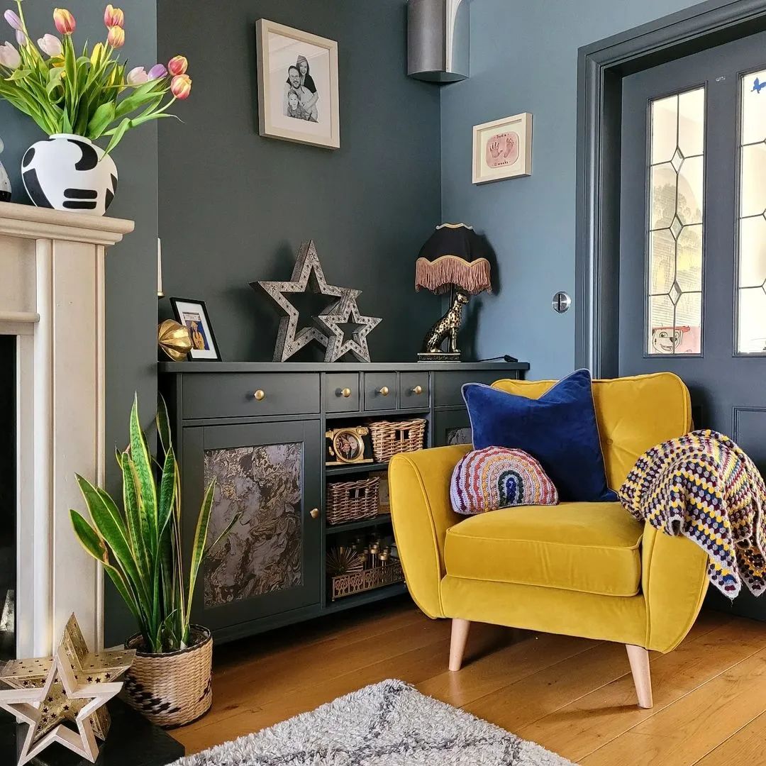 How beautiful is this styling by the brilliant Lisa @seoigehome with a backdrop of @farrowandball 🎨De Nimes on the walls and 🎨 Downpipe on the woodwork!? 

Stunning Lisa! 👌