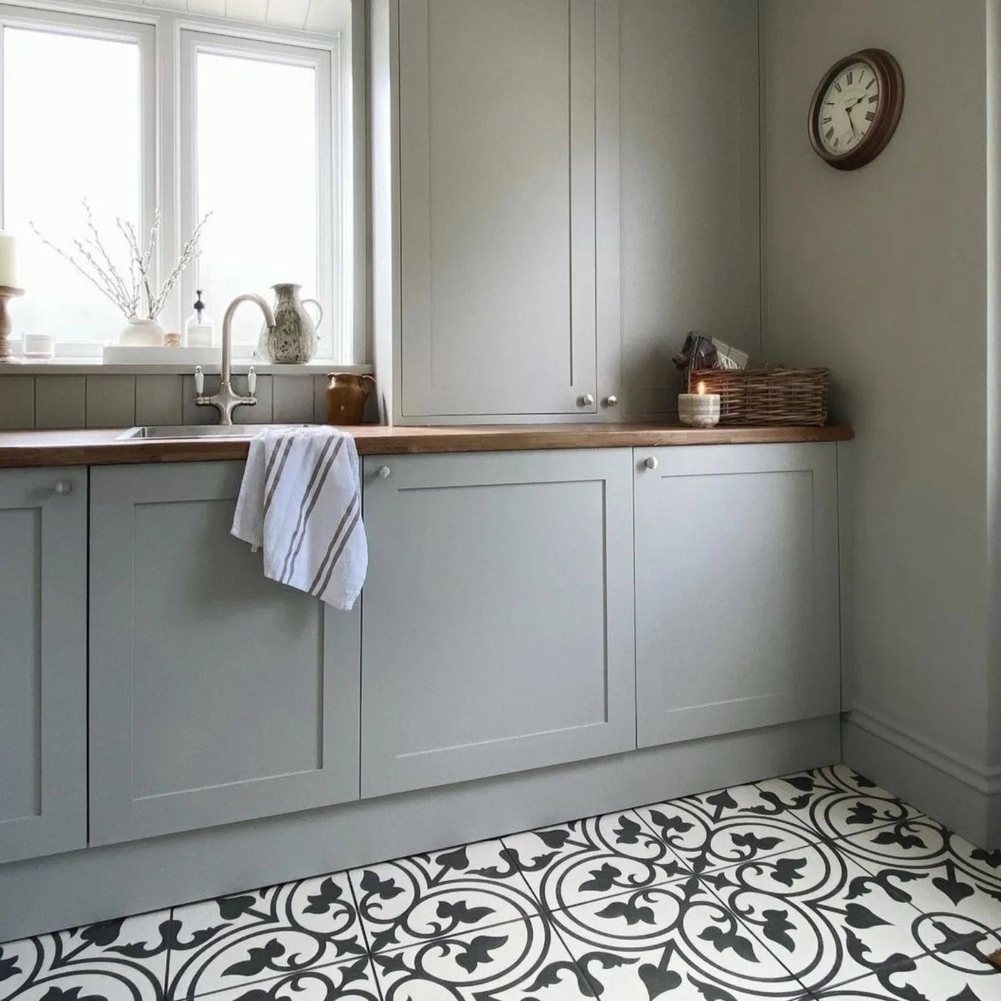 The perfect place to potter...
🎨Stone Green by @duluxheritageireland @duluxheritage is a versatile and sophisticated colour
that creates a sense of calm in this beautiful utility.
Used with permission from and photo credit by @richmond.renovation .