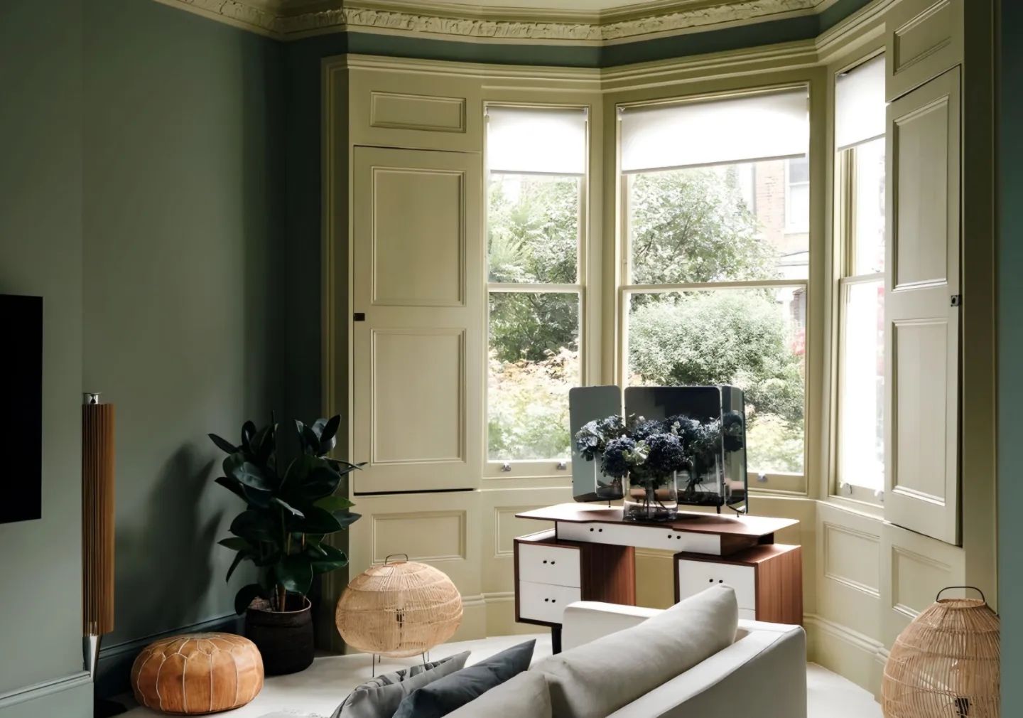 The stunning Hampstead home of Amanda Jennings features walls in Serpentine™ No.192 by Mylands of London with woodwork in London Plane™ No.200 also by @mylands_london 😍