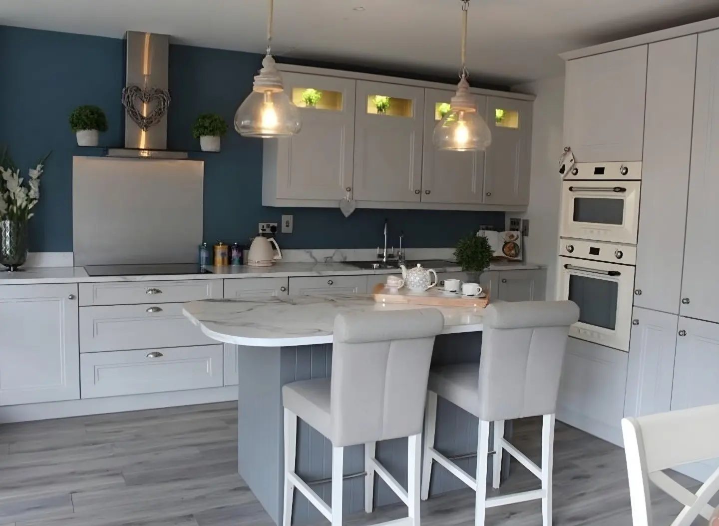 This stunning kitchen by Stephanie
Daly @interiorsx2 uses 🎨 Victorian Eclectic 15 from the
@crownpaintsireland Historic Colour Collection on
the walls to absolutely beautiful effect.