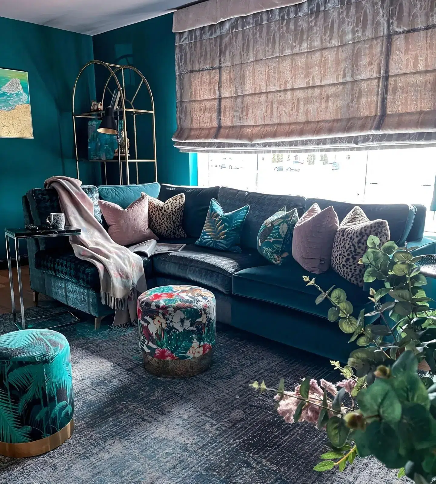 🎨 Deep Teal from the Pantone Colour Collection by @fleetwood_paints is used to perfection in this interior design by the brilliant @lanadullaghandesigns !