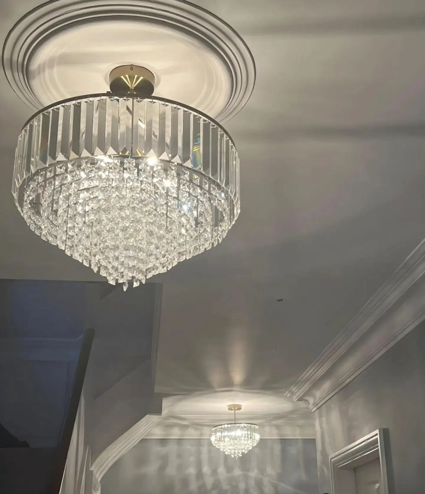 Thanks so much to our wonderful customer Rachel @princessaurora76 for sharing pictures of the stunning Laura Ashley Vienna 5 light fitting in her home. 💡
