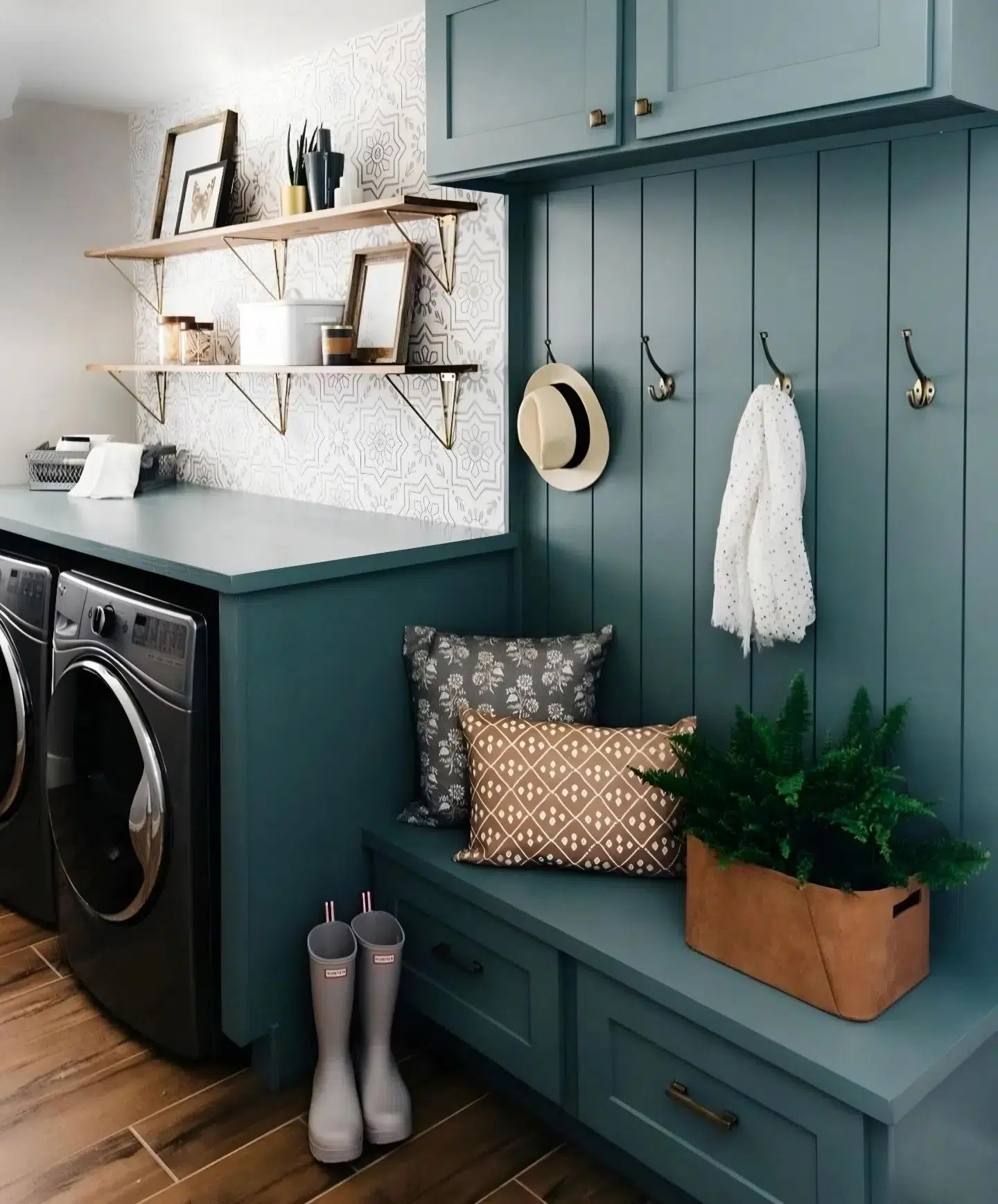 Looking for a clean and classic colour?

🎨Grey Teal from the @fleetwood_paints Popular Colour Collection is the way to go...

In any light and any room, it just lights the place up