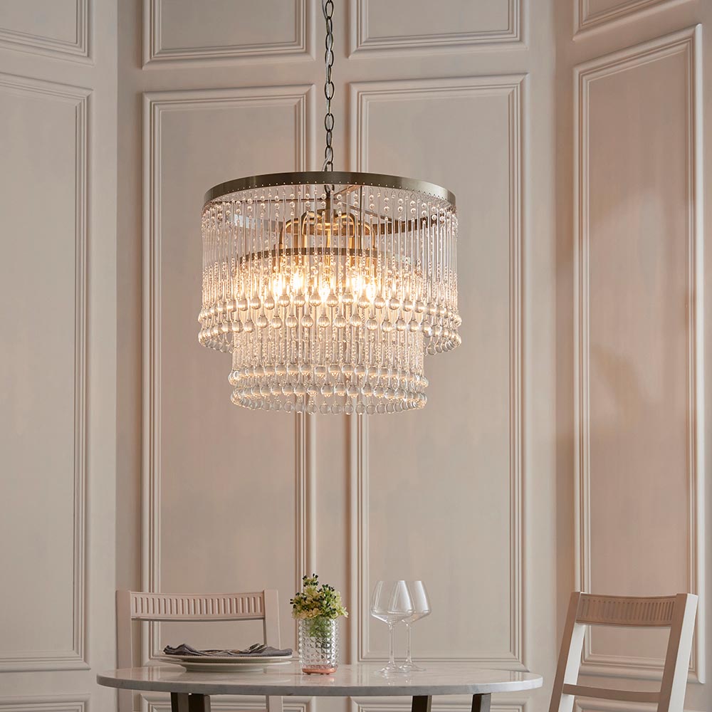 Prachtige gelaagde glazen druppelvormige kroonluchter met 5 lampen in antiek messing. Prachtige kroonluchter met meerdere glazen druppels, 5 lampen en een antieke messing afwerking. Stillorgan Decor