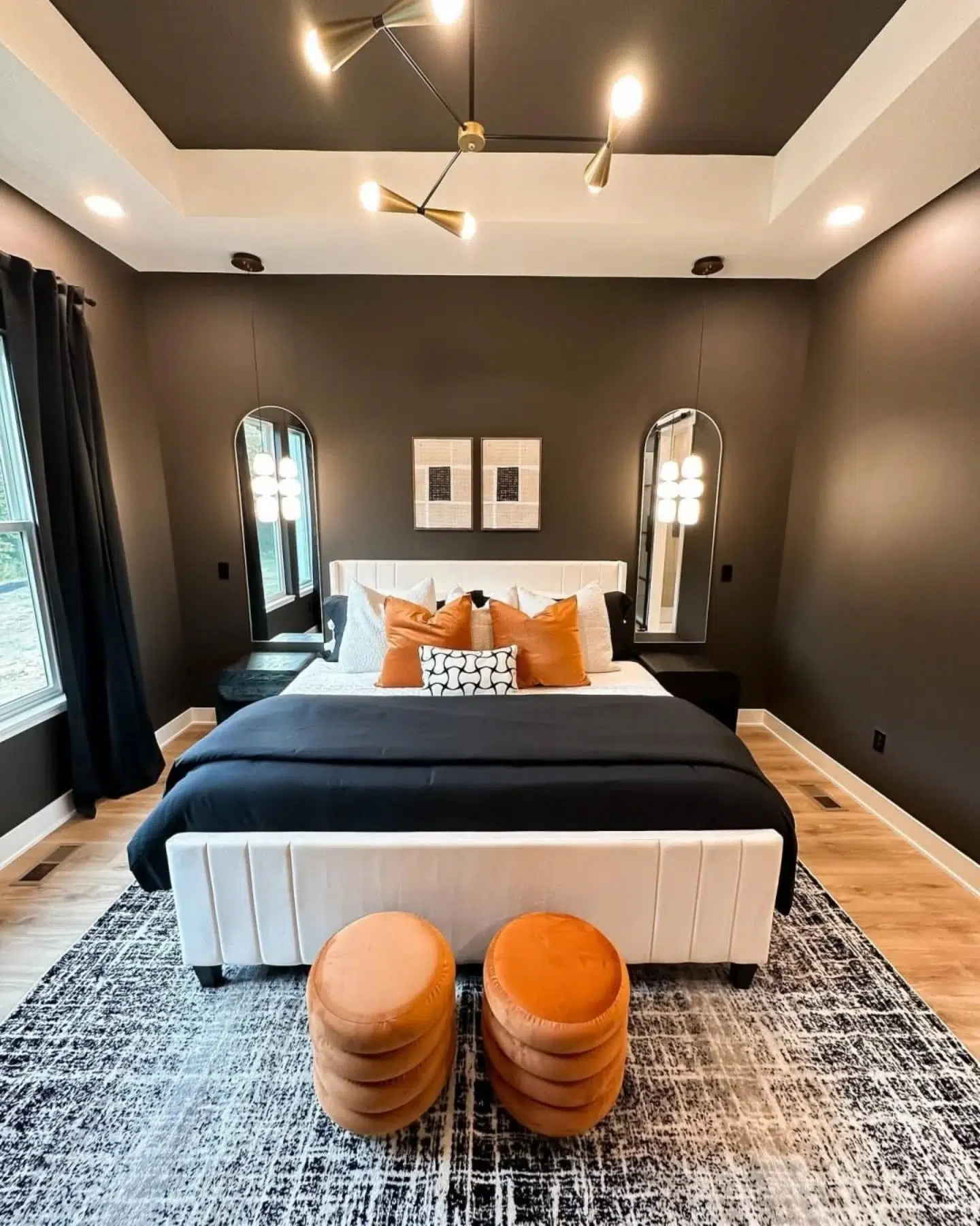 🎨Sealskin SW7675 by Sherwin Williams is such an amazing colour choice in the stunning interior by @lcinteriorsllc !

Image and design credit: @lcinteriorsllc