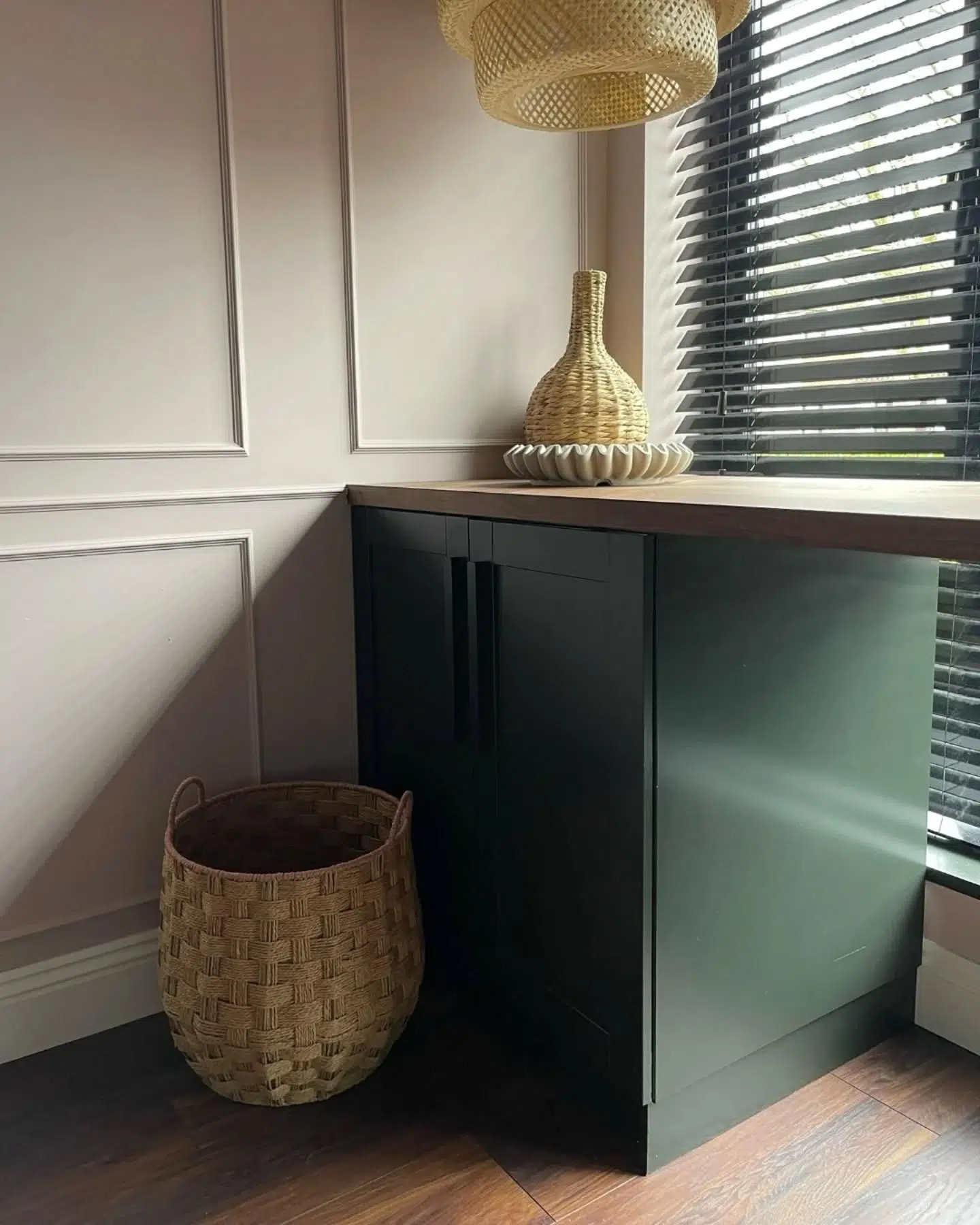 Talk about sleek! Make-up artist @dianeeverettmua painted her make-up station with Alchemist WOOD in ‘Potting Shed’, perfectly complementing the ‘Dusty Rose’ walls.