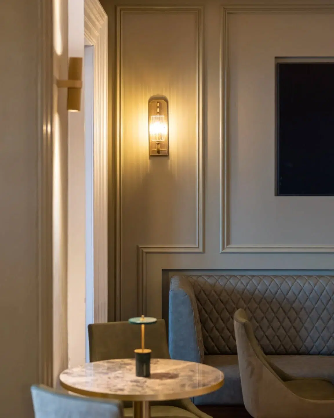 A colour that feels like a hug, 🎨 Distinguished by @alchemistpaint is an earthy grey-brown with green undertones. It creates a cocoon-like effect in low-light spaces.

Photo and design credit: Brenda @aspect_interiordesigns