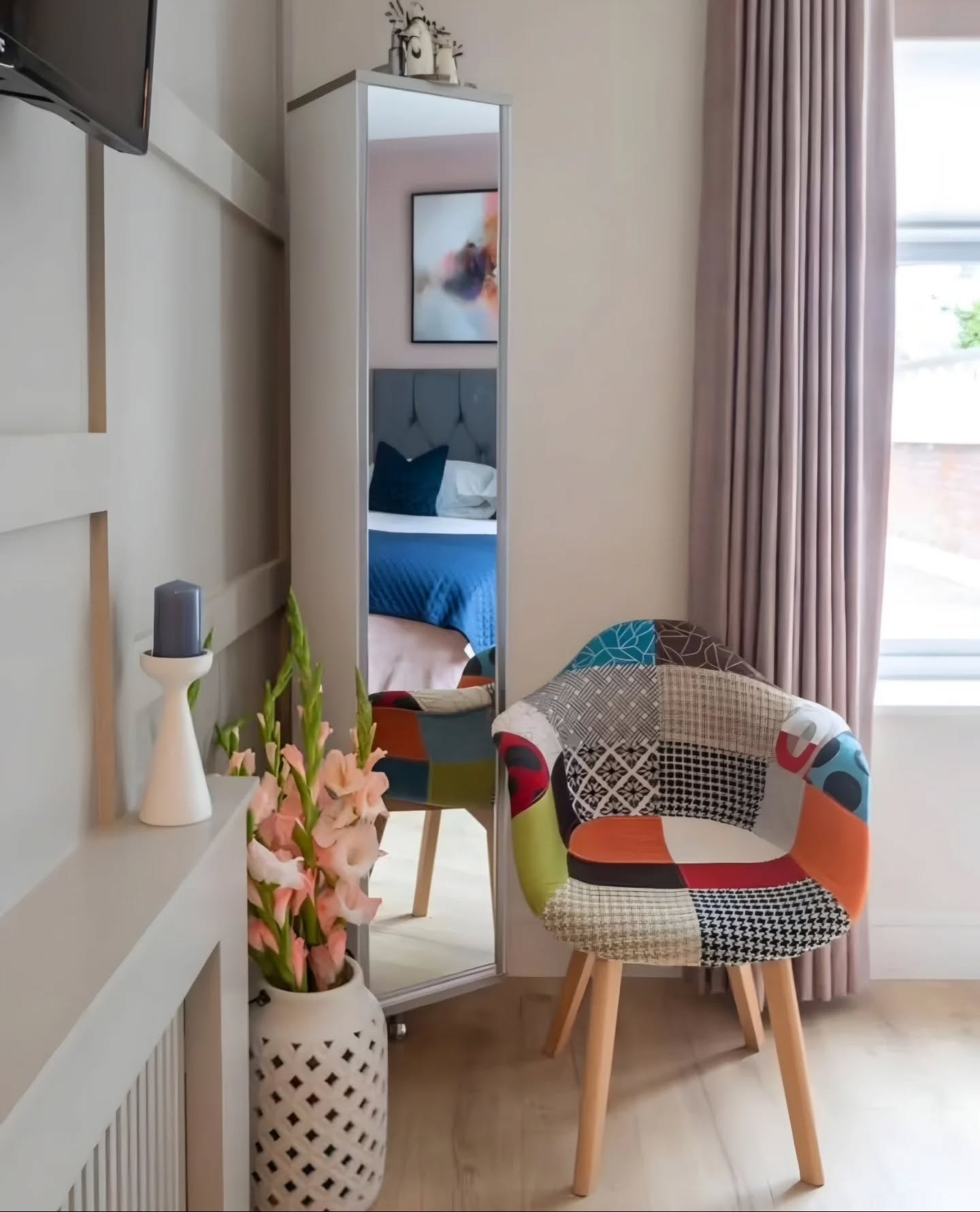 This beautiful design by Trish @p_wakelydesign features 🎨 Coco 1955 on the walls and 🎨 Hepburn on the panelling with some amazing fabric choice for a pop of colour. Both colours from the @fleetwood_paints Vogue Collection.

We love it Trish! 😍
