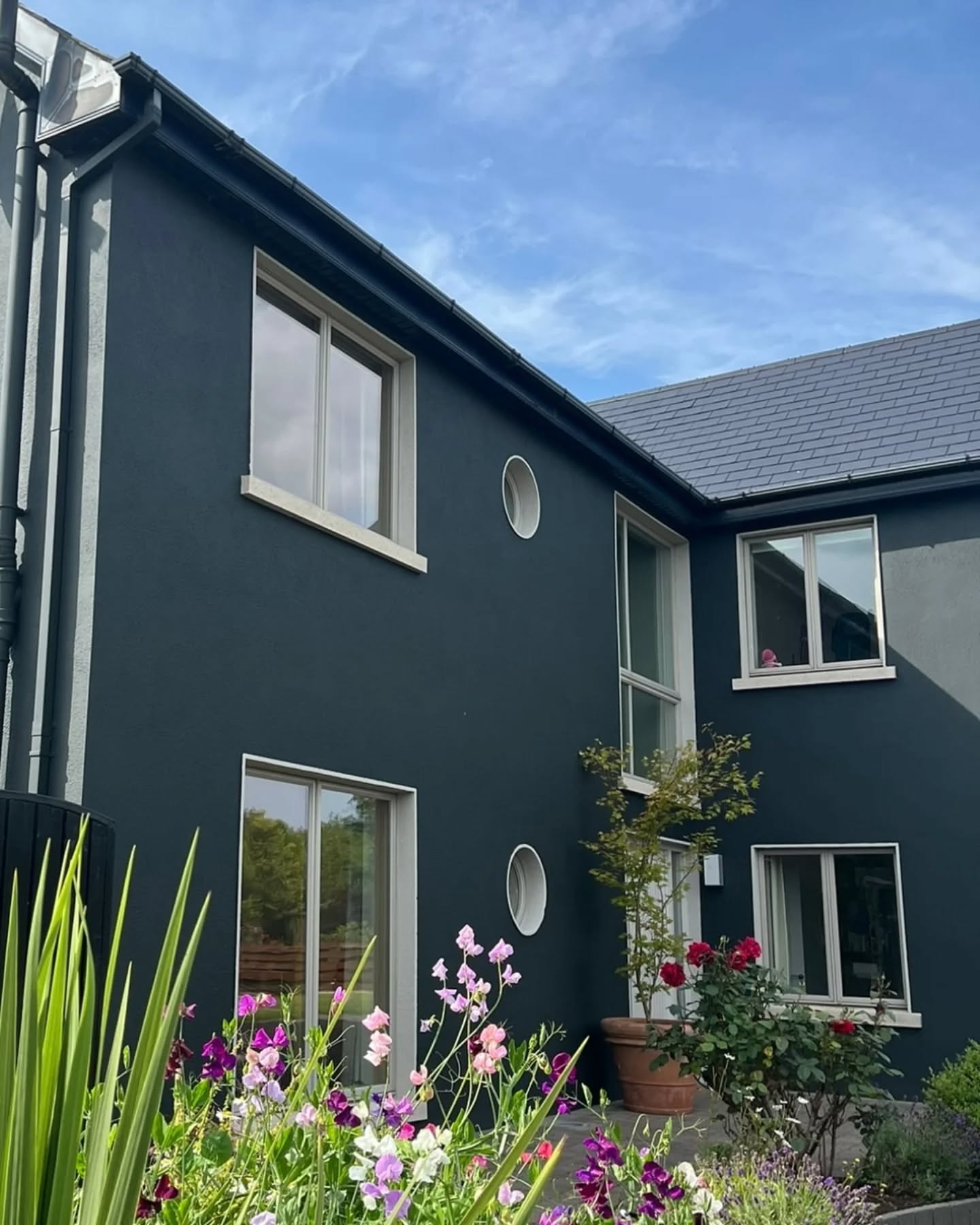 This project got the nation painting with @alchemistpaint Facade in the colour 🎨 Potting Shed - Alchemist's most popular deep green of 2024 and it continues to be a firm favourite.
Swipe to see the Before and After photos.