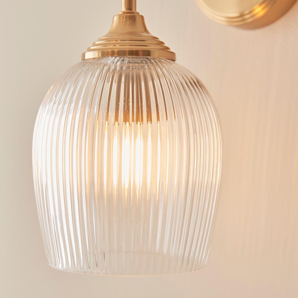 elegante applique con braccio arcuato e paralume in vetro trasparente rigato in ottone caldo *pre-ordine 2 elegante lampada da parete con braccio arcuato e paralume in vetro trasparente rigato in ottone caldo - Stillorgan Decor