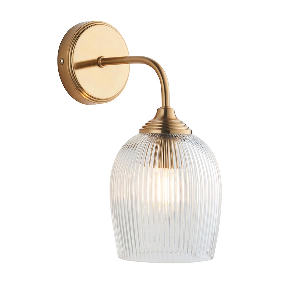 elegante applique con braccio arcuato e paralume in vetro trasparente rigato in ottone caldo *pre-ordine 1 elegante lampada da parete con braccio arcuato e paralume in vetro trasparente rigato in ottone caldo - Stillorgan Decor