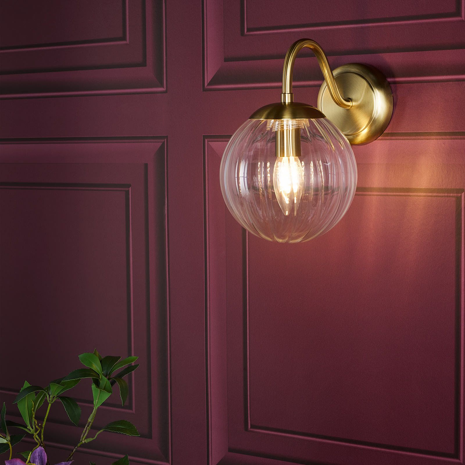 elegante applique a braccio curvo in ottone naturale con globi in vetro soffiato 2 elegante lampada da parete con braccio curvo in ottone naturale con globi in vetro soffiato - Stillorgan Decor