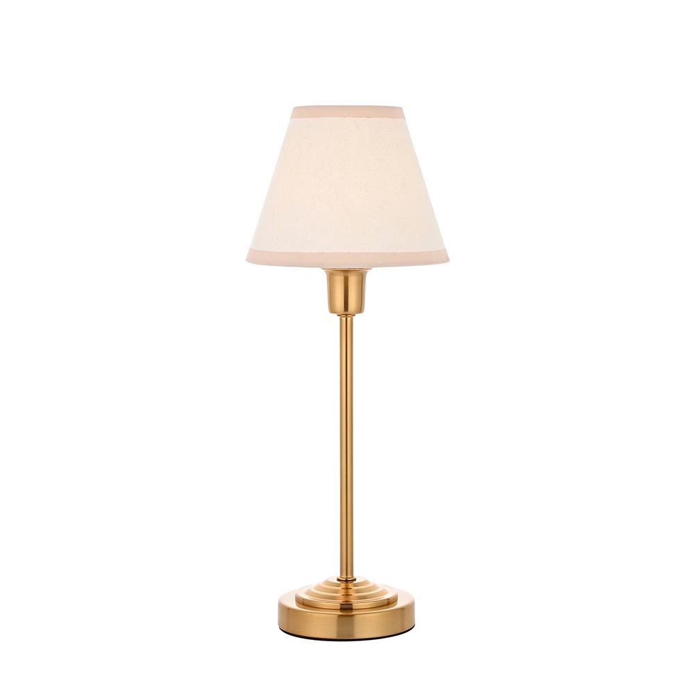 Eleganta un mūžīga galda lampa misiņa krāsā ar vintage baltu abažūru 1 Eleganta un mūžīga galda lampa misiņa krāsā ar vintage baltu abažūru - Stillorgan Decor