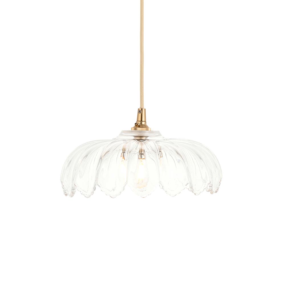 klassieke Franse stijl scalloped glazen hanglamp met messing en perkamenten kabel 1 klassieke Franse stijl scallopHanglamp van gehard glas met kabel van messing en perkament - Stillorgan Decor