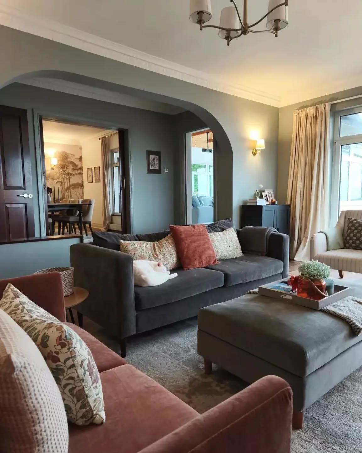 DSTFFIfDvZ7 2 Soft shades that turn your home into a cosy haven this season ☁️
🎨 Silver Birch by @colourtrendpaints combines soft grey and green tones for a warm, sophisticated backdrop, while Alabaster White on the ceiling adds a gentle, creamy glow.
In this stunning home by @homeatthewhitethorns