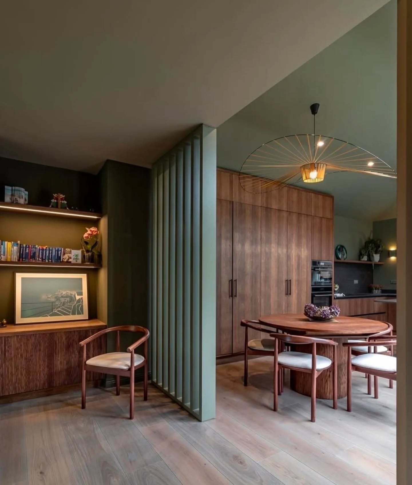 DSxFv9TCIR7 11 This beautiful colour scheme by the brilliant @missemmaedmonds features 🎨 Burnt Sage by Prestige @fleetwood_paints in the left area and 🎨 Treron by @farrowandball in the right area.
Amazing work Emma!