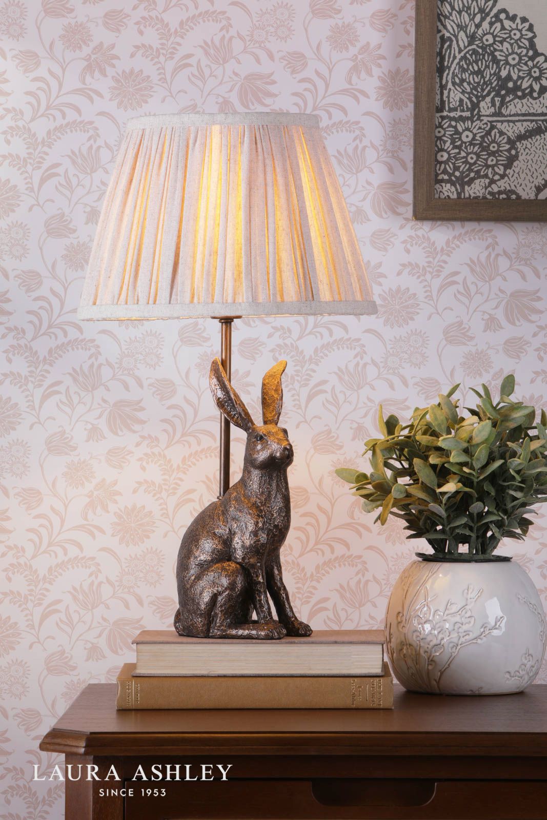 laura ashley Abajur de mesa em forma de lebre, bronze antigo com cúpula 2 laura ashley Abajur de mesa em bronze antigo com cúpula - Stillorgan Decor