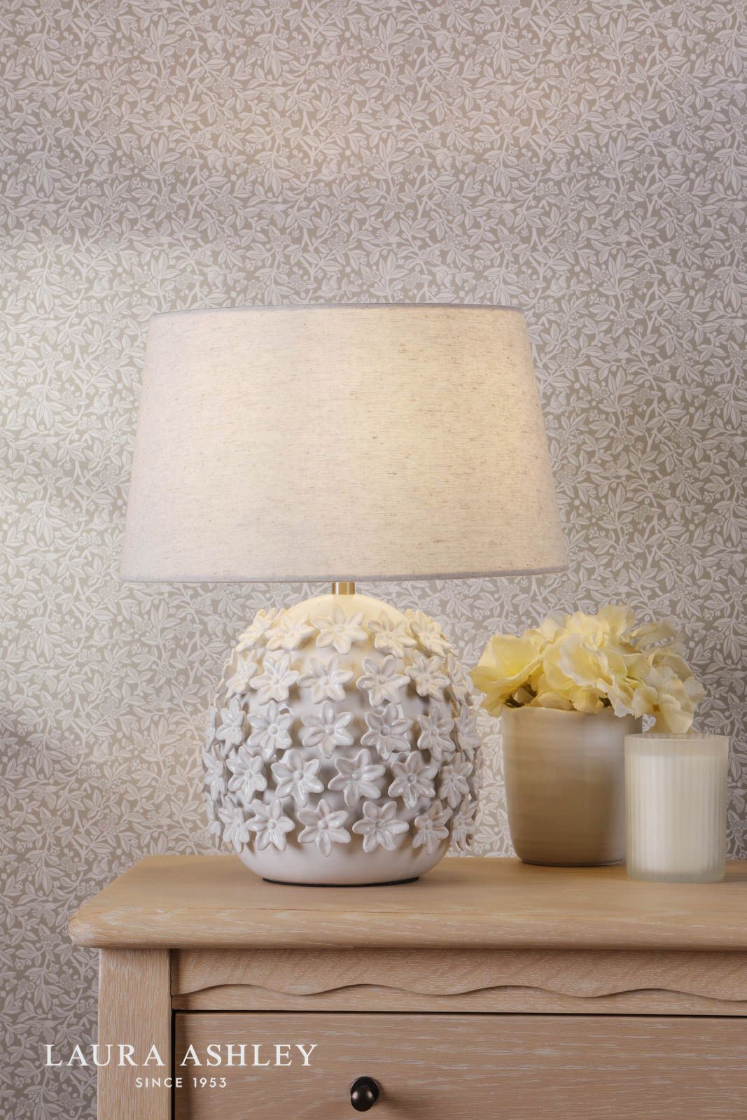 laura ashley „Ingham“ stalinė lempa, balta keramika ir šlifuoto sidabro spalvos, su 2 gaubtu laura ashley „Ingham“ stalinė lempa, baltos keramikos ir šlifuoto sidabro spalvos, su gaubtu - Stillorgan Decor