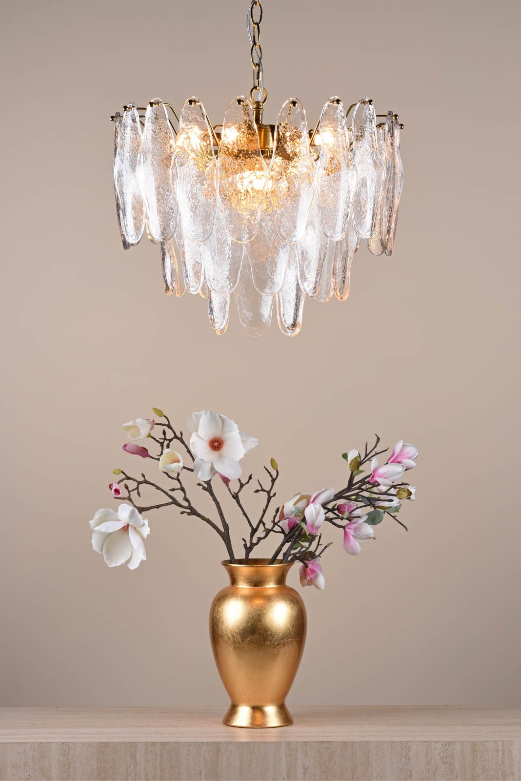 2-flammige Pendelleuchte aus Messing natur und strukturiertem Glas geschichtete 6-flammige Pendelleuchte aus natürlichem Messing und strukturiertem Glas - Stillorgan Decor