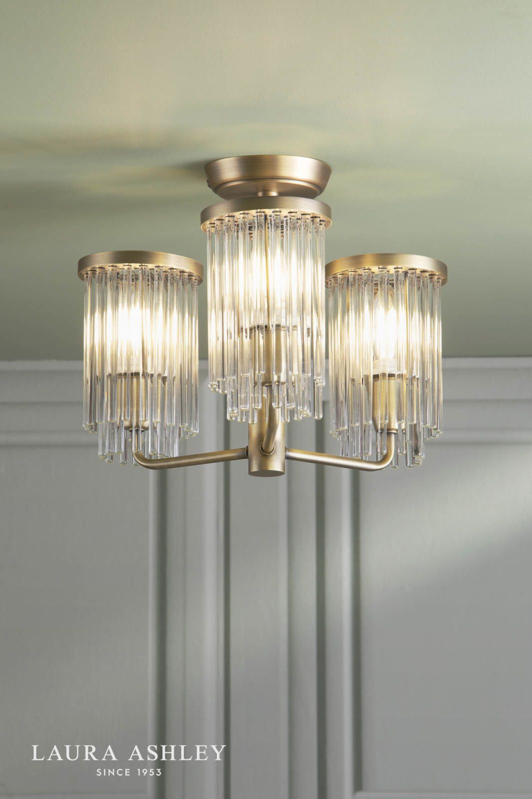 laura ashley Hilcote 3 luzes semi-embutir latão antigo fosco e vidro 2 laura ashley Luminária de embutir Hilcote com 3 lâmpadas, acabamento em latão antigo fosco e vidro - Stillorgan Decor