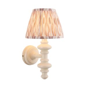 Träsvarvad spindelvägglampa i satinmandel med neutral ikatskärm - Stillorgan Decor
