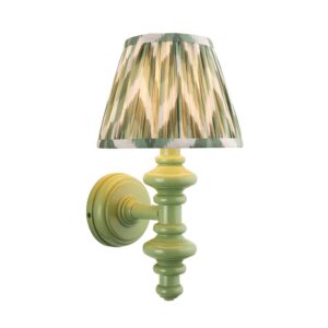 Träsvarvad spindelvägglampa i grönt med grön ikatskärm - Stillorgan Decor