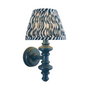 Träsvarvad spindelvägglampa i satinblått med blå ikatskärm - Stillorgan Decor