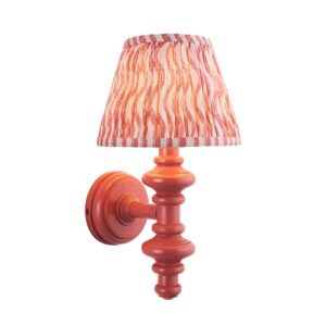 vägglampa med svarvad spindel i trä coral pink med rosa ikat-nyans - Stillorgan Decor